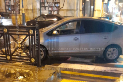 Nəsimi rayonunda “Prius” qəzaya uğrayıb