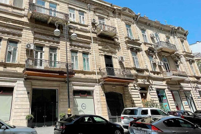 Şəhərin mərkəzində tarixi binanın olduğu məhəllə illərdir baxımsızdır