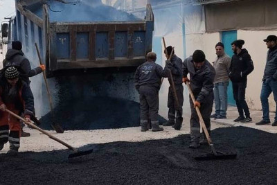 Hövsan qəsəbəsində növbəti küçəyə asfalt vurulur