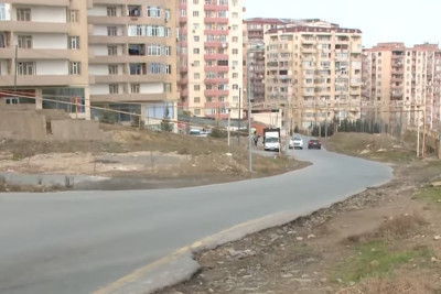 Yeni Yasamalda asfalt yol var, amma piyada səkisi yoxdur