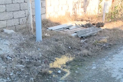 Kürdəxanıda kanalizasiya suyu küçələrə axır: ərazini üfunət bürüyüb