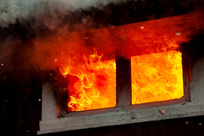 Xəzər rayonunda birmərtəbəli ev yanıb