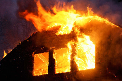 Xəzər rayonunda 4 otaqlı ev yanıb