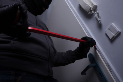 Şüvəlanda bir evdən 3400 AZN-lik oğurluq edilib