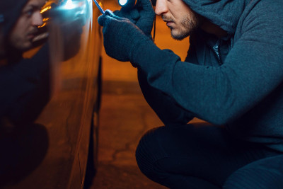 Buzovna qəsəbəsində “Opel” markalı avtomobil qaçırılıb