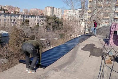 Nəsimidə binaların damlarında təmir işləri aparılıb