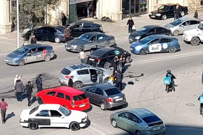 Binəqədi rayonunda iki avtomobil toqquşub
