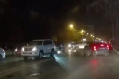 Bakıda ağır qəza: avtomobil 1 təkərə qalxdı - VİDEO