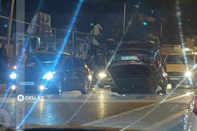 Binədə yolun ortasında avtomobil aşıb – VİDEO