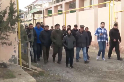 Sahil qəsəbəsində yolu bağlayıblar, mərkəzə qədər məsafə 50 dəfə çoxalıb