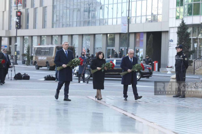 Dövlət rəsmiləri “Ana harayı” abidəsində