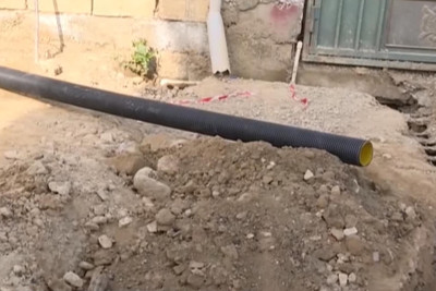 Badamdarda su xətti üçün yollar qazılıb, lakin təmir olunmayıb