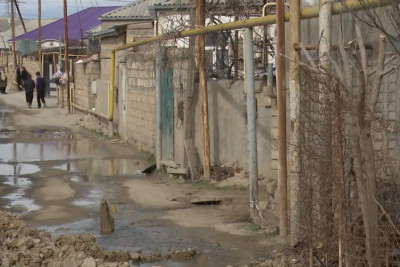 Gülüstan qəsəbəsində içməli su yollara axır – VİDEO