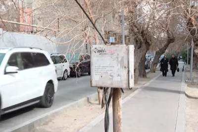 Nərimanovda səkinin ortasında elektrik qutusu təhlükə saçır