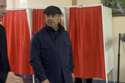 Zakir Həsənov seçki məntəqəsinə gəlib