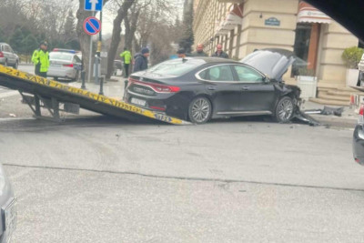 Nəsimi rayonunda iki avtomobil toqquşub