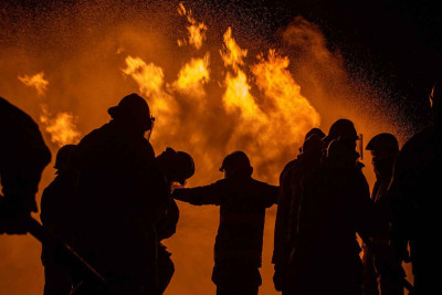 Xəzərdə 50 kv.m sahəsi olan tikili yanıb