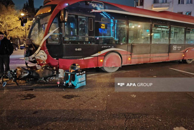 Xocalı prospektində avtobus motosikletlə toqquşub