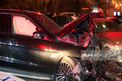 Nərimanovda qırmızı işıqdan keçən avtomobil qəzaya səbəb olub