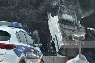 Binəqədi rayonunda ağır yol qəzası: 3 nəfər xəsarət alıb