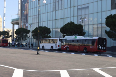 “Gənclik Mall”un qarşısında yeni avtobus dayanacaqları yaradılıb
