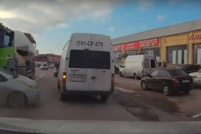 Bakıda daha bir “Prius” qəza törədib – VİDEO