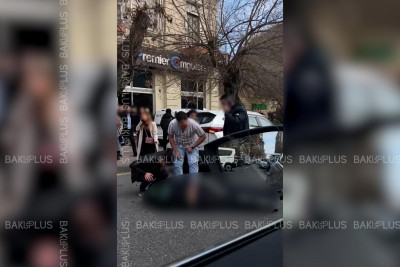 Bakıda qəza: motosikletçi ağır xəsarət alıb - VİDEO