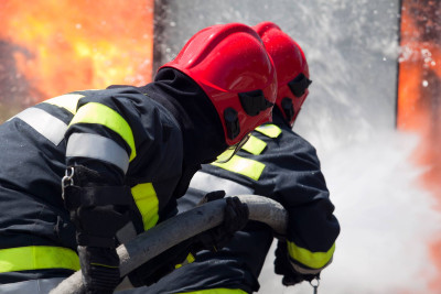 Xəzərdə birmərtəbəli yaşayış evi yanıb