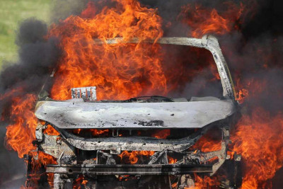 Suraxanı rayonunda “Mercedes” markalı avtomobil yanıb