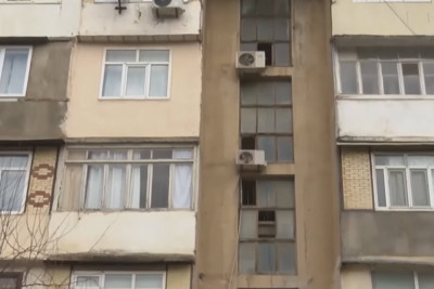 Qaraçuxurda beşmərtəbəli bina diqqətsiz qalıb