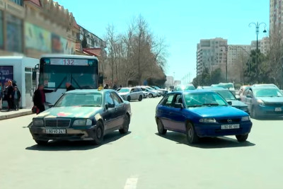 Bakıda taksilər avtobus dayanacaqlarını zəbt ediblər – VİDEO
