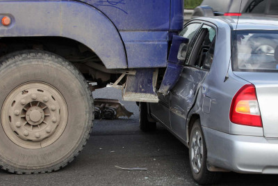 “Toyota” yük maşınına çarpılıb