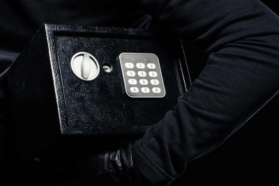 Şüvəlanda yanan evdən seyf oğurlanıb