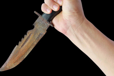 Binədə yeniyetmə qonşusunu bıçaqlayıb