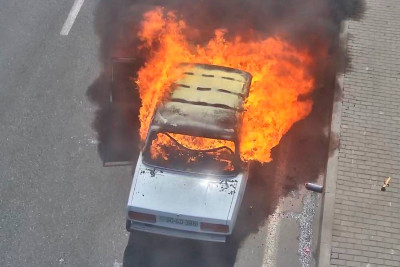 “Dəniz Mall”un qarşısında avtomobil yanıb