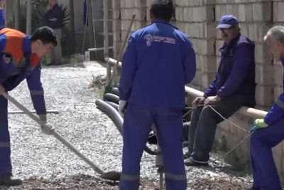 "Azərişıq" Binə qəsəbəsində qanunsuz elektrik xətləri çəkir - İDDİA