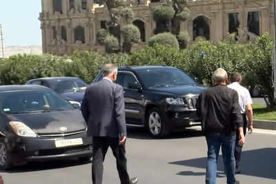 Azadlıq prospektində piyada keçidi yoxdur – VİDEO