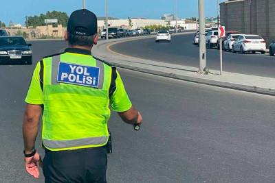 Yol Polisi əməkdaşı çölə atılan bacıları himayəsinə götürüb