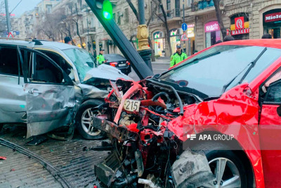 Nəsimi rayonunda yol qəzası: xəsarət alanlar var
