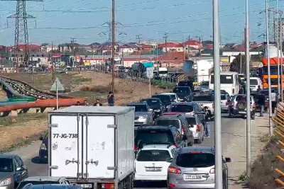 Balaxanı–Binəqədi yolunda yük avtomobili aşıb: sıxlıq müşahidə olunur