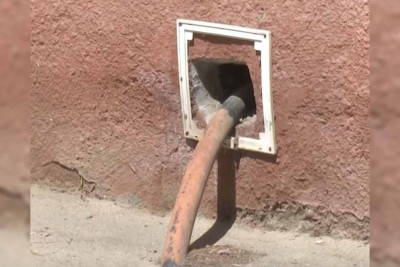 Xətaidə sakin özü üçün ayrı kanalizasiya xətti çəkib