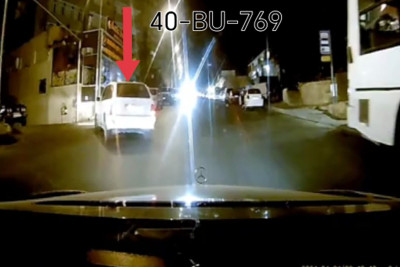 Yasamalda “Mercedes” digər maşınla toqquşaraq qaçıb