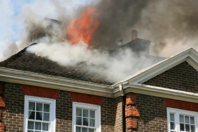 Səbaildə birmərtəbəli evdə yanğın olub