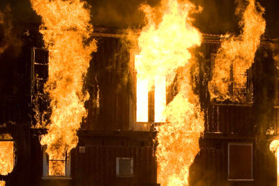 Xətaidə beşotaqlı mənzildə yanğın olub