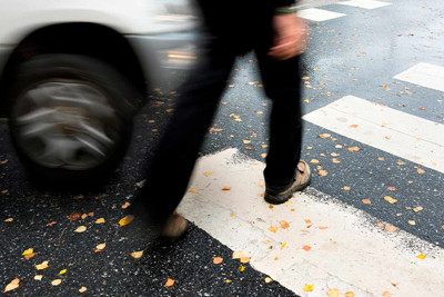 Buzovnada maşın piyadanı vurub