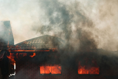 Xəzərdə birmərtəbəli yaşayış evində yanğın olub