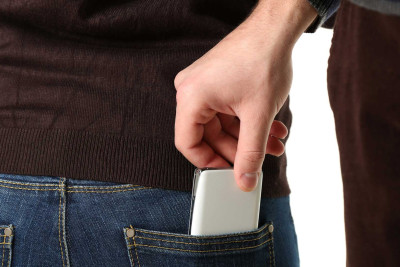 Nəsimi rayonunda vətəndaşın telefonu və pulu talanıb