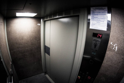 Səbaildə sakin liftdə qalıb