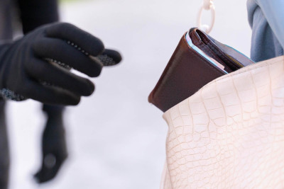 Bakıda qadın oğurluqda şübhəli bilinir