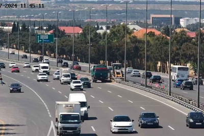 Mərdəkan şosesində yol təmir olunur